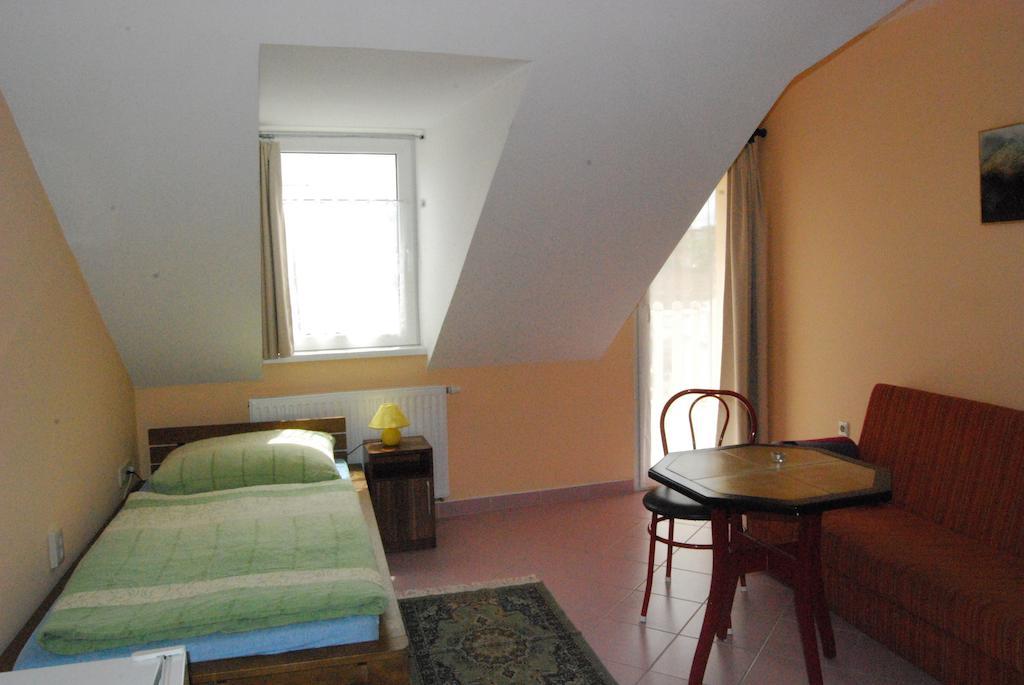 Karavan Panzio Hotel Kecskemet Room photo