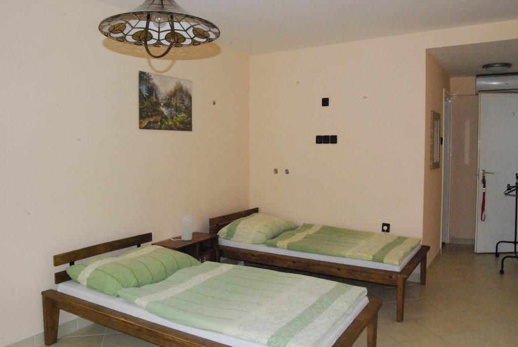 Karavan Panzio Hotel Kecskemet Room photo