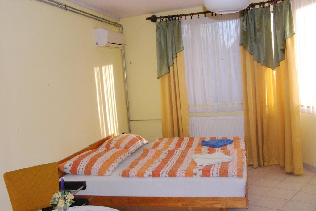Karavan Panzio Hotel Kecskemet Room photo