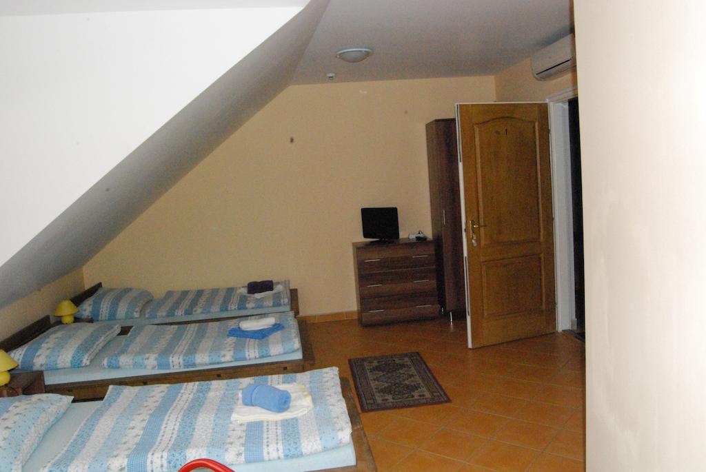 Karavan Panzio Hotel Kecskemet Room photo